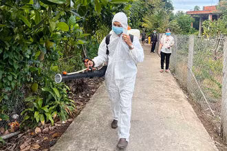 Phun hóa chất diệt muỗi tại ấp Tiên Chánh, xã Tiên Long, huyện Châu Thành (Bến Tre). (Ảnh HOÀNG TRUNG)