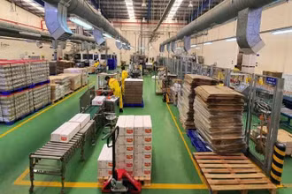 Bên trong nhà máy sản xuất thuốc bảo vệ thực vật của Công ty TNHH Bayer Việt Nam.