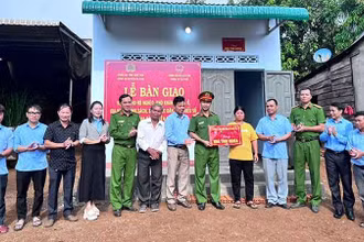 Ủy ban nhân dân và Công an huyện Ea Kar bàn giao nhà tình nghĩa tặng hộ nghèo ở xã Cư Huê.
