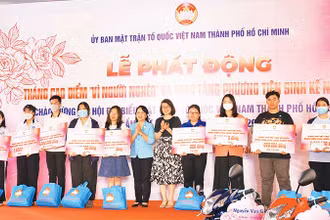 Trao quà tặng sinh viên vượt khó học giỏi tại Lễ phát động Tháng cao điểm “Vì người nghèo” 2023.