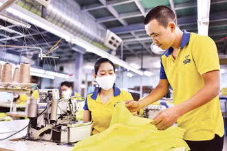 Công ty Dony tăng ca đến hết năm vì có thêm đơn hàng từ những thị trường mới.