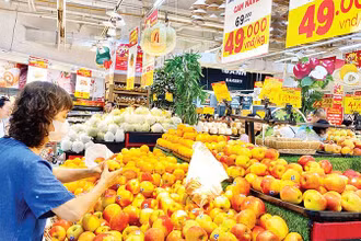 Người tiêu dùng mua sắm hàng hóa tại siêu thị Big C Thăng Long.
