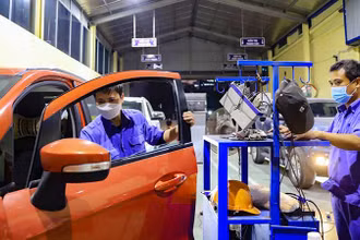 Kiểm định phương tiện tại một trung tâm đăng kiểm.