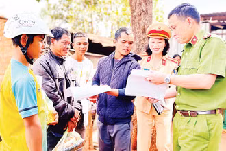 Công an huyện Chư Păh phối hợp với Công an xã Ia Khươl (huyện Chư Păh) tuyên truyền Luật Giao thông đường bộ cho người dân.