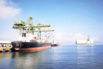Hệ thống cảng nước sâu Vũng Áng – Sơn Dương là một trong những lợi thế khác biệt tại Khu kinh tế Vũng Áng.