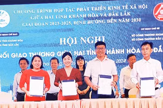 Doanh nghiệp hai tỉnh Khánh Hòa và Đắk Lắk ký kết biên bản ghi nhớ hợp tác kết nối quảng bá và tiêu thụ sản phẩm.