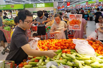Người tiêu dùng mua hàng tại một siêu thị Big C (Hà Nội). (Ảnh CẨM ANH)