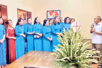 Buổi học tập, giáo dục truyền thống cho cán bộ, hội viên phụ nữ quận Tây Hồ tại địa điểm lưu niệm Chủ tịch Hồ Chí Minh ở và làm việc tại nhà cụ Nguyễn Thị An, phường Phú Thượng. (Ảnh VIẾT CHUNG)
