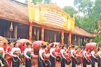 Biểu diễn cồng chiêng tại lễ hội truyền thống Lam Kinh.