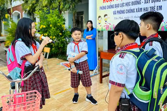 Giờ hoạt động ngoại khóa phòng chống bạo lực học đường, xây dựng tình bạn đẹp tại Trường tiểu học Tân Phú C, thành phố Đồng Xoài, tỉnh Bình Phước. (Ảnh ĐÀO HUYỀN)