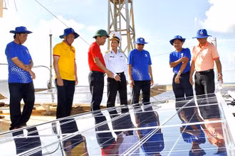 Lãnh đạo Tập đoàn Điện lực Việt Nam và Tổng công ty Điện lực miền Nam khảo sát, kiểm tra hệ thống pin năng lượng mặt trời tại đảo Đá Đông B.