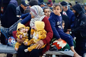 Người Palestine chạy khỏi khu vực giao tranh ở Gaza. (Ảnh REUTERS)