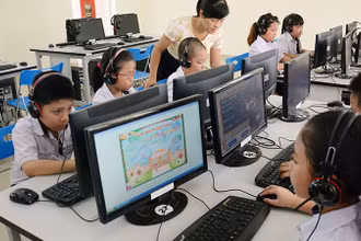 Giờ tin học tại Trường tiểu học đô thị Sài Đồng, Hà Nội. (Ảnh ĐĂNG ANH)