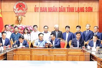 Lãnh đạo UBND tỉnh Lạng Sơn ký kết hợp đồng thực hiện dự án với liên danh các nhà đầu tư. (Ảnh GIA KHÁNH)