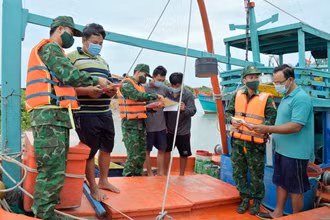 Bộ đội Biên phòng tỉnh Kiên Giang tuyên truyền, vận động ngư dân không đánh bắt thủy sản kiểu tận diệt. (Ảnh TIẾN VINH)