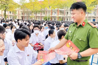 Đoàn Thanh niên Công an tỉnh Bình Dương tuyên truyền, hướng dẫn người dân sử dụng ứng dụng VNeID.