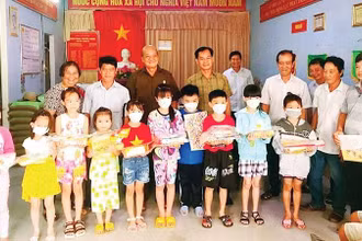 Chi bộ khu vực Thạnh Mỹ trao tập, sách tặng các em học sinh nhân dịp năm học mới.
