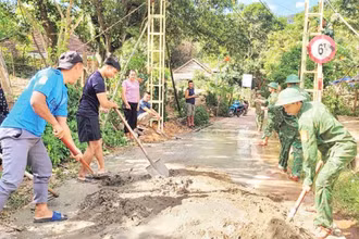 Cổng chào do các chiến sĩ Biên phòng tỉnh Quảng Bình tự thiết kế, thi công và lắp đặt để tặng các bản vùng biên giới.