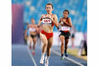Vận động viên Nguyễn Thị Oanh đoạt Huy chương vàng nội dung chạy 5.000m nữ tại SEA Games 32. (Ảnh DŨNG PHƯƠNG)