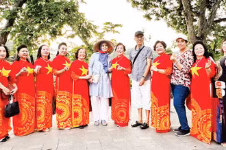 Người dân và khách du lịch nước ngoài tại hồ Hoàn Kiếm dịp kỷ niệm 70 năm Ngày giải phóng Thủ đô.
