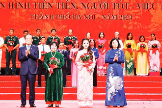 Lãnh đạo thành phố Hà Nội trao hoa chúc mừng các cá nhân được tặng danh hiệu “Người tốt, việc tốt” năm 2024.