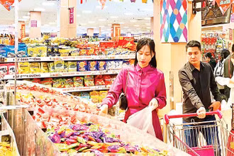 Người tiêu dùng mua sắm tại Trung tâm thương mại AEON Long Biên (Hà Nội).