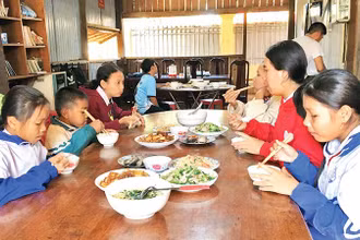 “Bếp ăn tình thương” được Đội công tác địa bàn thuộc Đồn Biên phòng quốc tế Cửa khẩu Lệ Thanh, huyện Đức Cơ, tỉnh Gia Lai duy trì nhiều năm nay.