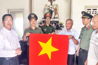 Công an tỉnh Đắk Nông tặng cờ Tổ quốc cho các cơ sở tôn giáo trên địa bàn.