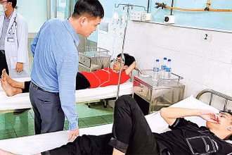 Công nhân bị ngộ độc thực phẩm điều trị tại Khoa Hồi sức cấp cứu-Ngoại chấn thương, Trung tâm Y tế huyện Đồng Phú.