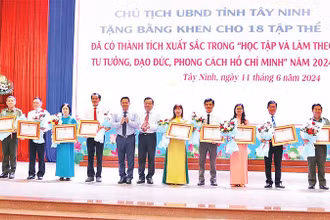 Lãnh đạo tỉnh Tây Ninh trao Bằng khen tặng các gương tiêu biểu.