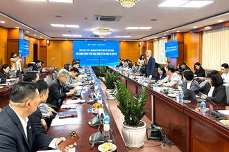 Các đại biểu dự cuộc họp thảo luận giải pháp tháo gỡ khó khăn cho doanh nghiệp xuất nhập khẩu do tình hình tại Biển Đỏ. (Ảnh THU TRANG)