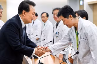Tổng thống Hàn Quốc Yoon Suk Yeol gặp các bác sĩ tại một trung tâm y tế ở Seoul.