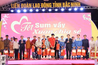 Các đồng chí lãnh đạo Trung ương và tỉnh trao những phần quà Tết tới người lao động có hoàn cảnh khó khăn.