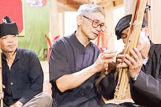 Ông Lường Văn Chựa dạy thổi khèn cho các học viên trong bản.