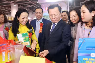 Các đại biểu tham quan gian hàng trưng bày sản phẩm OCOP của tỉnh Quảng Ninh tại hội chợ.