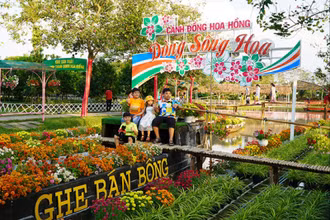 Du khách tham quan làng hoa Sa Đéc.