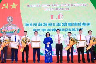 Phó Bí thư Thường trực Thành ủy Hà Nội Nguyễn Thị Tuyến trao Bằng công nhận xã đạt chuẩn nông thôn mới nâng cao cho các xã của huyện Thanh Trì.