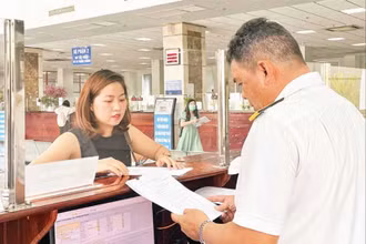 Cán bộ Cục Thuế Thành phố Hồ Chí Minh hỗ trợ người dân, doanh nghiệp kê khai thuế.