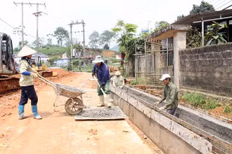 Người dân xã Sơn Phú, huyện Định Hóa góp ngày công mở rộng đường giao thông.