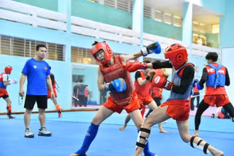 Huấn luyện viên Lê Công Bút theo dõi buổi tập của các thành viên đội tuyển Kun Bokator. (Ảnh MỸ HÀ)