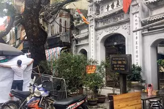 Trước cổng chùa Vĩnh Trù (59 Hàng Lược, Hà Nội) diễn ra tình trạng lấn chiếm hành lang để kinh doanh, buôn bán.