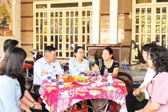 Lãnh đạo Thành ủy, HĐND thành phố gặp gỡ người dân bị thu hồi đất cho dự án Vành đai 3 tại phường Long Bình, thành phố Thủ Đức. (Ảnh VÕ LÊ)