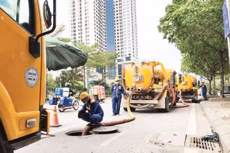 Công nhân Công ty Thoát nước Hà Nội nạo vét hệ thống thoát nước đô thị bằng thiết bị cơ giới.