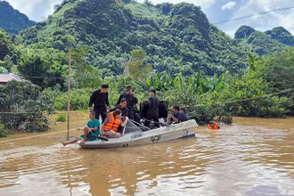 Thành phố Sơn La huy động cán bộ, chiến sĩ hỗ trợ 35 hộ dân bản Phứa Cón, phường Chiềng An ra khỏi khu vực ngập úng.