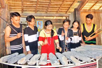Thanh niên Raglai học chơi đàn đá.