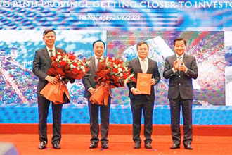 Phó Thủ tướng Lê Minh Khái trao Quyết định phê duyệt quy hoạch tỉnh Quảng Bình giai đoạn 2021-2030, tầm nhìn đến năm 2050 cho lãnh đạo tỉnh.