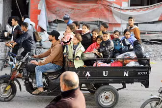 Người dân sơ tán tránh giao tranh tại thành phố Khan Younis, phía nam Gaza.