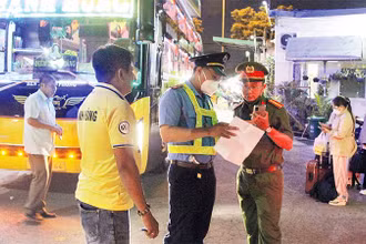 Thanh tra giao thông, Sở Giao thông vận tải phối hợp Công an phường Tam Bình, thành phố Thủ Đức kiểm tra một điểm “xe dù”có xe khách hoạt động trên Quốc lộ 1A. (Ảnh THẾ ANH)
