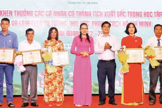Khen thưởng các cá nhân có thành tích xuất sắc trong học tập và làm theo tư tưởng, đạo đức, phong cách Hồ Chí Minh.