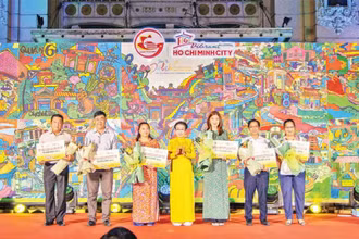 Trao giải cho các đơn vị trong sự kiện Tuần lễ Du lịch Thành phố Hồ Chí Minh lần 3.